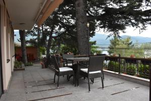 einen Tisch und Stühle auf einer Terrasse mit Aussicht in der Unterkunft Bache Apartments in Ohrid