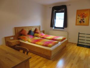 Ένα ή περισσότερα κρεβάτια σε δωμάτιο στο Fraenkischer Hof