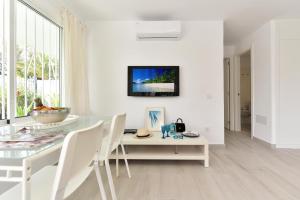 TV a/nebo společenská místnost v ubytování Beach House with private pool in San Agustín ET2 + 23 fotografií