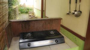 einen Herd in der Ecke einer Küche in der Unterkunft Villa Kota Bunga Ade Type Jepang - 0620 in Cibadak