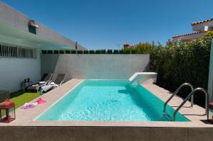 サンアグスティンにあるBeach House with private pool in San Agustín ET2の裏庭のスイミングプール
