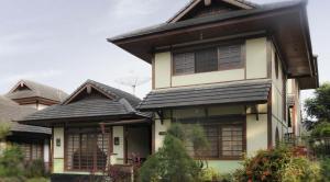 ein Haus mit einem gefliesten Dach in der Unterkunft Villa Kota Bunga Ade Type Jepang - 0620 in Cibadak