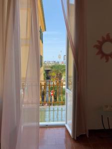 レヴァントにあるHotel Nazionaleのバルコニーを望むオープンドア
