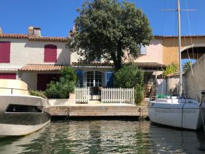 twee boten zijn aangemeerd voor een huis bij Maison d'Azur in Grimaud