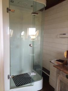 a shower in a bathroom with a black keyboard on it at Vakantiehuis Loft André in Leke +29 photos