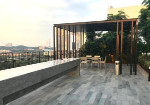 un patio con tavolo e sedie su un edificio di Hening at Centrus Soho Cyberjaya a Cyberjaya