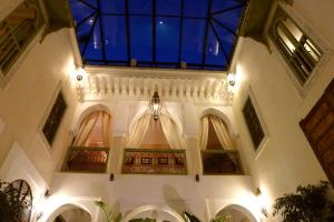 un gran edificio con techo de cristal y ventanas en Riad Palacio De Las Especias, en Marrakech