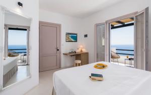 Postel nebo postele na pokoji v ubytování Psaravolada Hotel Milos