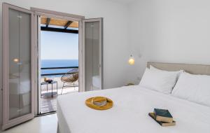 A bed or beds in a room at Psaravolada Hotel Milos