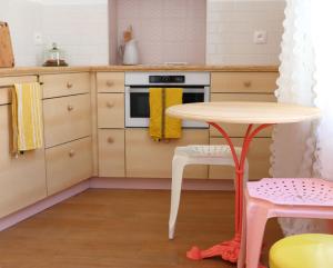 a small kitchen with a table and two stools at Le Petit Rivage in La Charité-sur-Loire