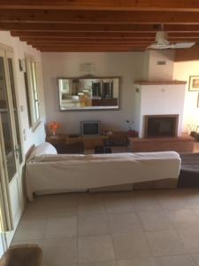 ein Wohnzimmer mit einem Sofa und einem Kamin in der Unterkunft casa in campagna _LORI in Volta Mantovana