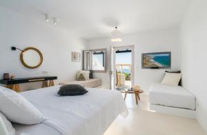 A bed or beds in a room at Psaravolada Hotel Milos