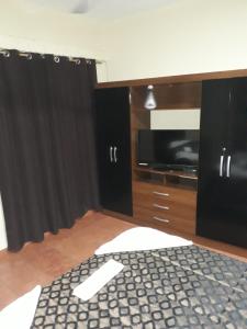 um quarto com uma cama e uma televisão e uma cama sidx sidx em Residencia Leones de Castilla em Assunção