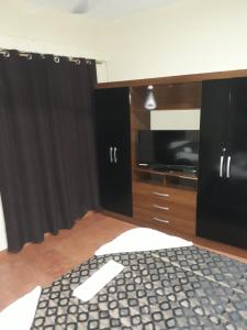 a room with a bed and a tv and a bed sidx sidx sidx at Residencia Leones de Castilla in Asuncion