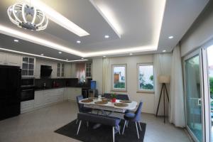a kitchen with a table and chairs in a room at Dalyan Villa MoonLight in Dalyan