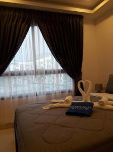 - une chambre avec un lit, une fenêtre et un livre dans l'établissement Arcadia Beach Resort By Dary, à Pattaya (sud)