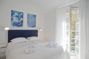 Giường trong phòng chung tại Maison d'Azur
