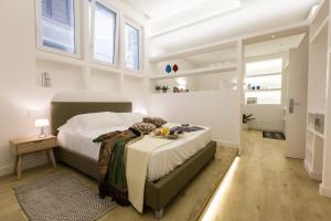 Palermo In Suite Aparthotel في باليرمو: غرفة نوم بسرير كبير في غرفة