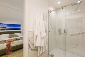 Et badeværelse på Palermo In Suite Aparthotel