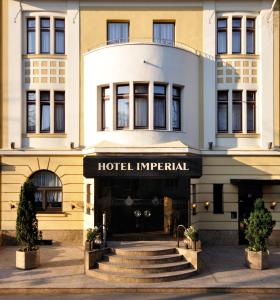 un hotel imperial con escaleras delante en Hotel Imperial en Colonia