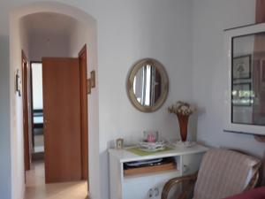 sala de estar con mesa y espejo en The green garden villa by the sea!, en AgiaKampos