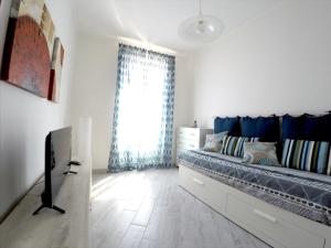 um quarto com uma cama e uma grande janela em Giò-house em Ladispoli