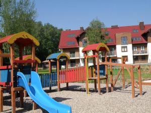 ポラニツァ・ズドルイにあるApartament Sunny Dayの色とりどりの遊具が揃った遊び場