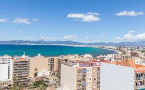 Elle offre une vue sur la ville et l'océan. dans l'établissement BLUESEA Arenal Tower Adults Only, à El Arenal
