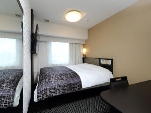 Postel nebo postele na pokoji v ubytování APA Hotel Nagoya Sakae Kita