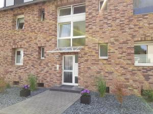 a brick building with two potted plants in front of it at Ferienwohnung Saturn in Mülheim an der Ruhr