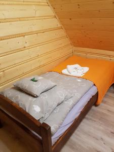 Bett in einem kleinen Zimmer in einer Hütte in der Unterkunft Zielona Granica in Piwniczna-Zdrój