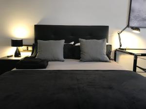 マドリードにあるNúñez de Balboaのベッドルーム1室(大型ベッド1台、黒いヘッドボード付)