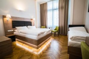 a hotel room with two beds and a window at Hotel Marc Aurel - Vienna City Center in Vienna
