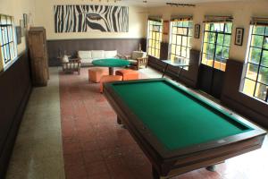 een biljartkamer met een pooltafel. bij Casa Madero Rooms in Cuernavaca