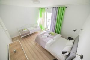 En eller flere senge i et værelse på MSapartamenty Centrum 2