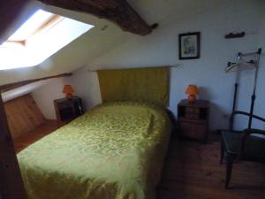 Balanodにあるgite le margueriteのベッドルーム1室(緑色のベッド1台付)