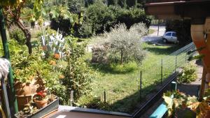 A garden outside Come a casa