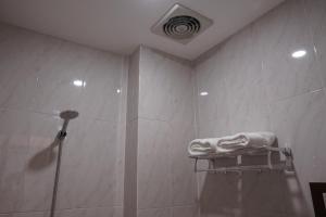 Ett badrum på Cemerlang Inn