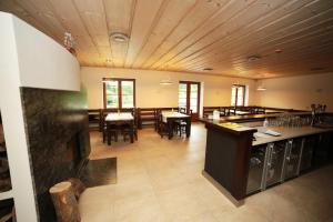 ein Restaurant mit einer Bar sowie Tischen und Stühlen in der Unterkunft Penzión Zemanov dvor in Lietavská Svinná
