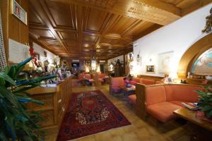 Ruang duduk di Hotel Alpi