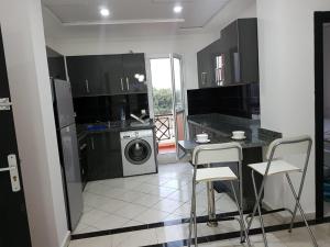 a kitchen with a washer and a washing machine at FamilyConfort Saidia in Saïdia
