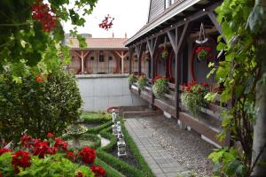a garden with red flowers on the side of a building at Hotel De Vrouwe van Stavoren in Stavoren