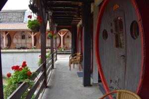 a corridor of a house with chairs and flowers at Hotel De Vrouwe van Stavoren in Stavoren