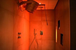 a bathroom with a shower with a light on the wall at Hotel De Vrouwe van Stavoren in Stavoren