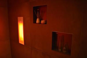a room with a wall with a light on it at Hotel De Vrouwe van Stavoren in Stavoren
