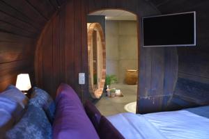 a living room with a couch and a tv at Hotel De Vrouwe van Stavoren in Stavoren