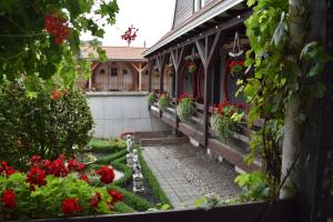 a garden with red flowers on the side of a building at Hotel De Vrouwe van Stavoren in Stavoren
