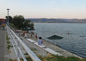 un gruppo di persone seduti sulla riva di un lago di Guest House Keserovic a Vinci