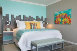 Cama ou camas em um quarto em Sea Breeze Beach House All Inclusive by Ocean Hotels