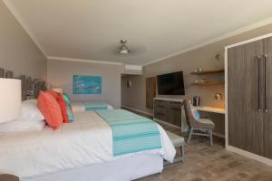 Cama ou camas em um quarto em Sea Breeze Beach House All Inclusive by Ocean Hotels